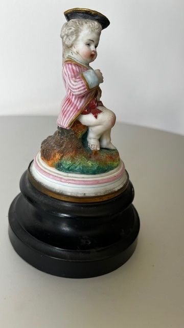 Statuette: Antikes Rokoko Kinderfigürchen, seltenes Sujet – Usato da Zürich venduto da Lepaperacine 3