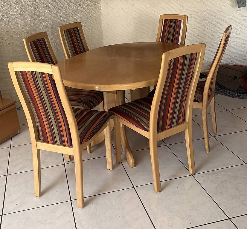 Set di tavolo e panche: Table avec 2 rallonges et 6 chaises  – Usato da Fontainemelon venduto da val_bw9n