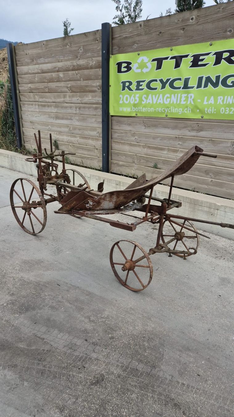 OTT Charrues: Charrue Ancienne – D'occasion à Savagnier par Botteron_Recycling 2