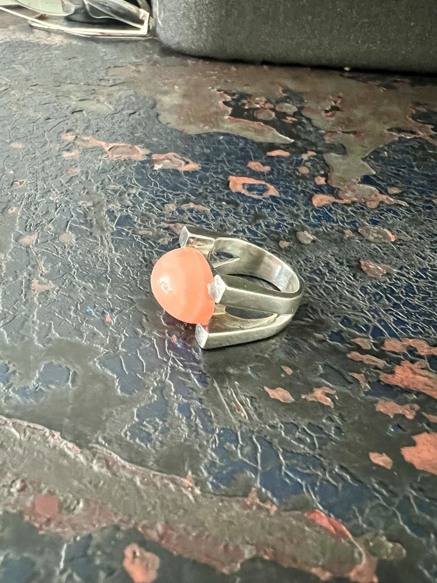 Ringe: 60er Jahre Ring, silber mit lachsfarbenem Stein – Gebraucht aus Wabern von La-Vitrine 5