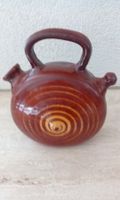 WASSERKRUG MIT HALTEGRIFF, KERAMIK BRAUN, CA. 21 CM HOCH