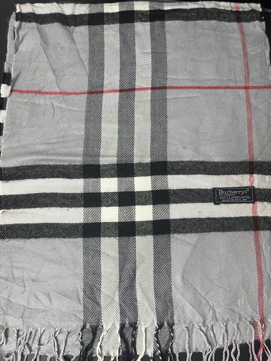 Burberry Schals: Écharpe Burberry Laine Gris – Gebraucht aus Les Avanchets von lunedeneige.shop 2