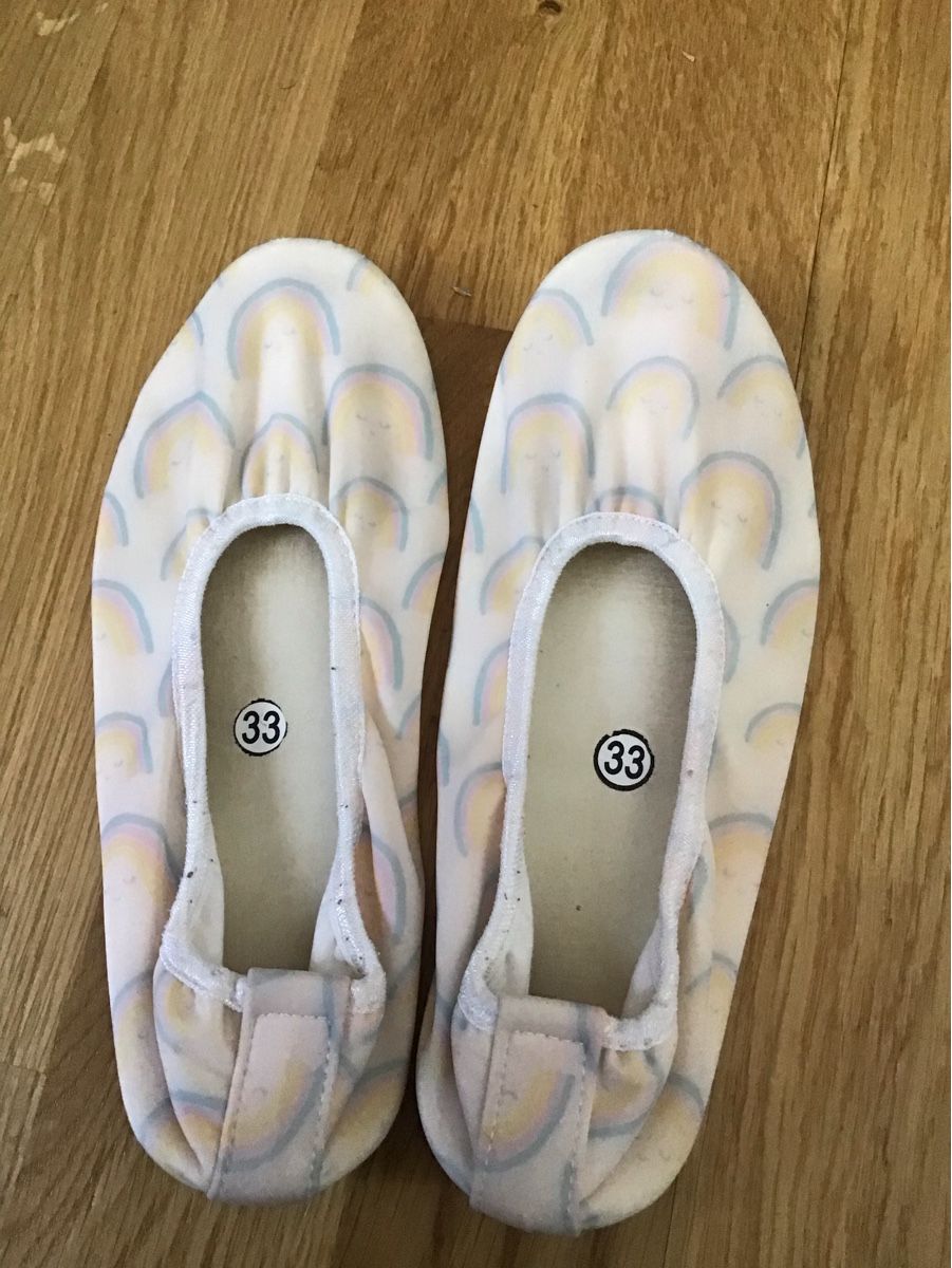 Chaussures filles: Kinder Hausschuhe Regenbogen Grösse 33 – D'occasion à Seuzach par Tureda