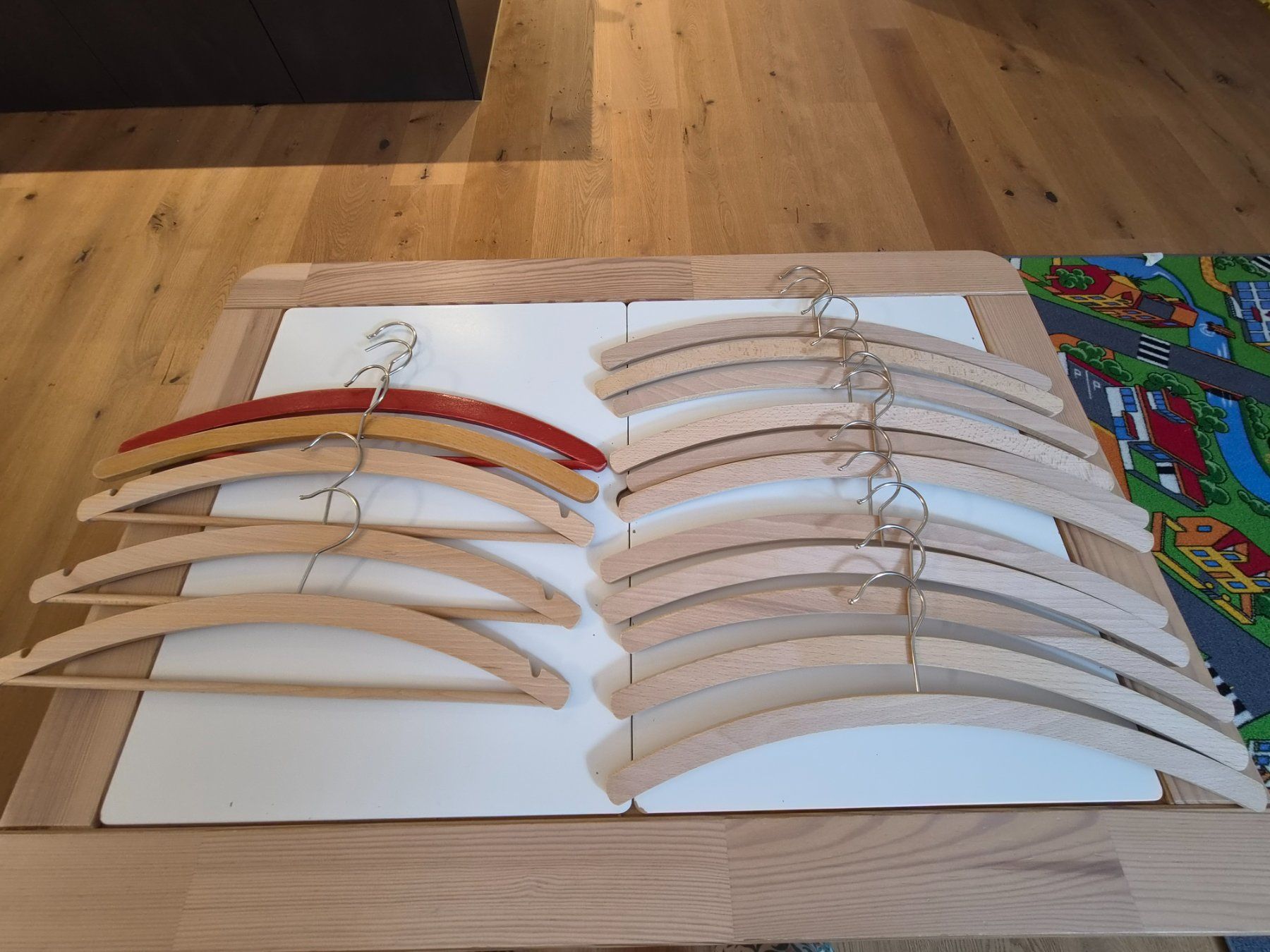 Appendiabiti: 16 Holz Kleiderbügel – Usato da Uetikon am See venduto da sahra777