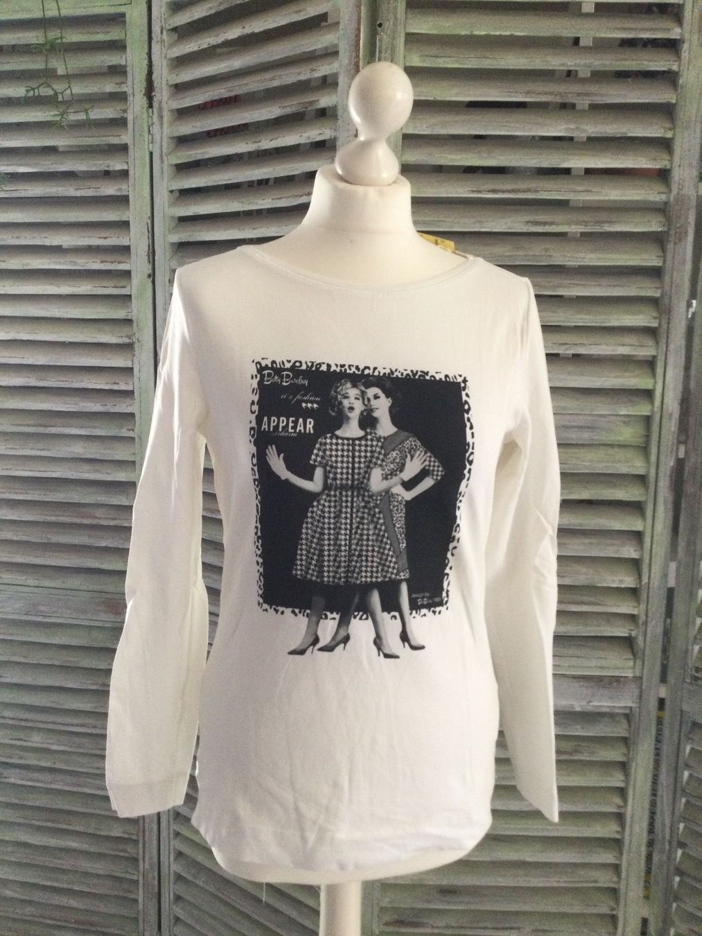 Tops: Sweat blanc motif & strass noir – Neuf (Voir description) à Agiez par chouchanelle