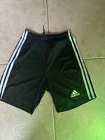 Short de sport Adidas noir avec bandes, taille M, état neuf