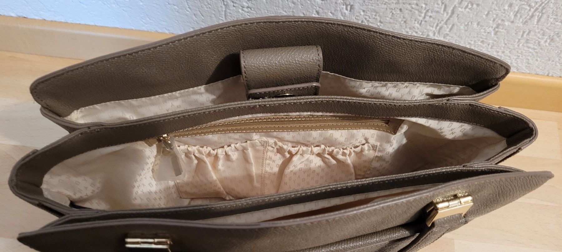 DKNY Sacs femmes: Schultertasche DKNY – D'occasion à Schwyz par Vesparider01 6