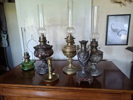 Sammlung von 4 Petroleumlampen und 2 Kerzenhaltern