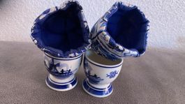 2 Eierbecher Keramik blau weiss mit Stoffhaube Delfts 