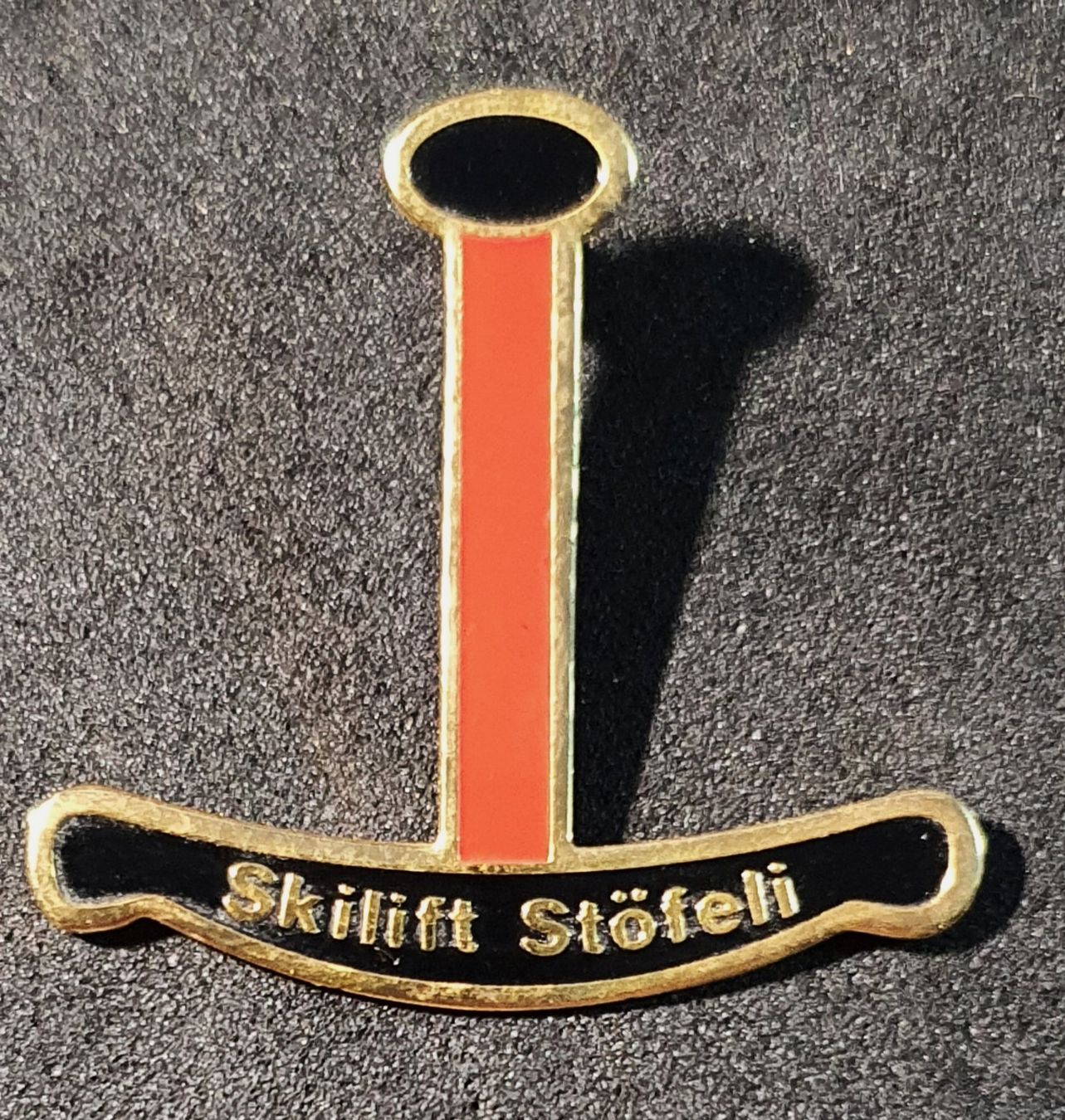 Plaquettes & Badges: GG019 - Pin Skilift Stöfeli – D'occasion à Reinach BL par Boston-Verkauf