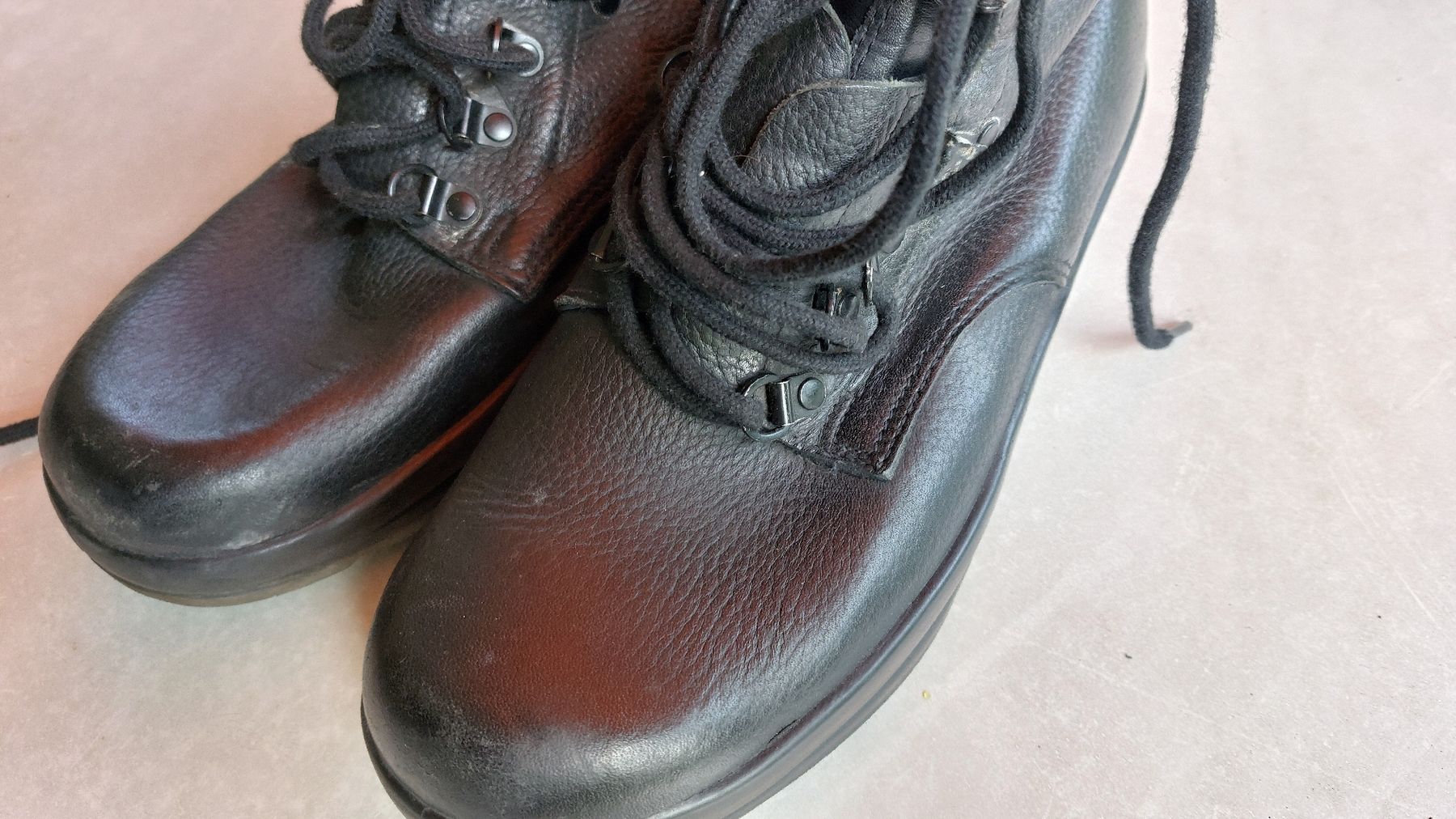 Bally Scarpe da uomo: Minerva Bally Schweizer Armee Kampfstiefel Schwarz Leder 43 – Usato da Hinteregg venduto da Amerizium 1