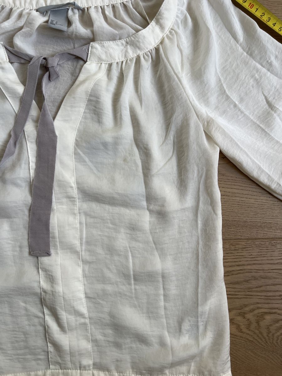H&M Blusen: H&M Bluse, Gr. s, creme-weiss mit Schleife. Mit Fleck – Defekt aus Oensingen von SchickeDame 3