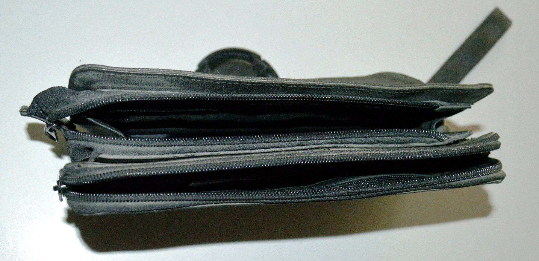 Taschen: Herrenhandtasche – Gebraucht aus Geroldswil von  3