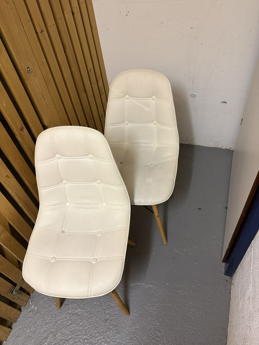 Chaises: Chaise blanc x4 – D'occasion à Nyon par vla_r5m7