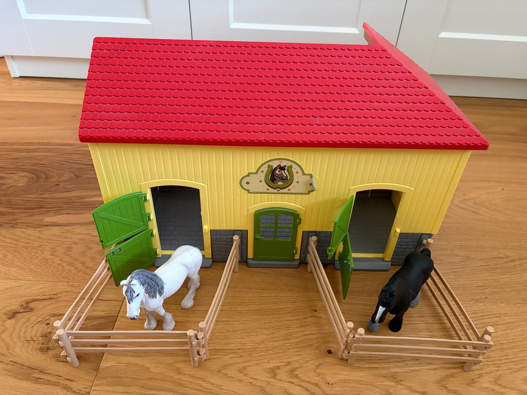Schleich Spielzeuge: Schleich Pferdestall mit zwei Pferden – Gebraucht aus Wislikofen von Lioke 1