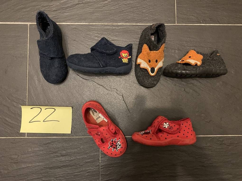Scarpe per ragazzi: 3 PaarHausschuhe GR 22 – Usato da Bättwil venduto da ulr_gtc9