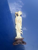 Figur Frau mit Blume Sockel Figur Asien alt