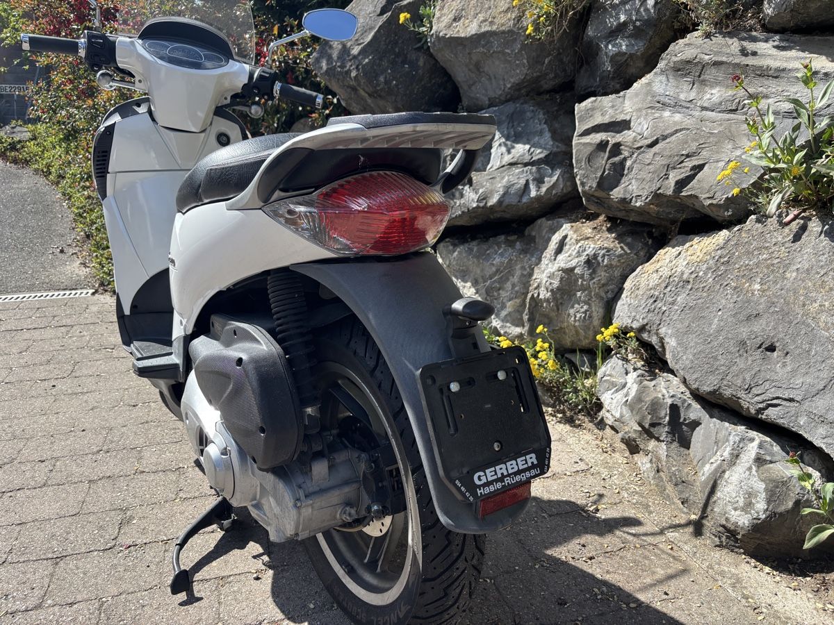 Aprilia Scooter: Roller Aprilia 125 Scarabeo – Usato da Bolligen venduto da sas_2b2f 2