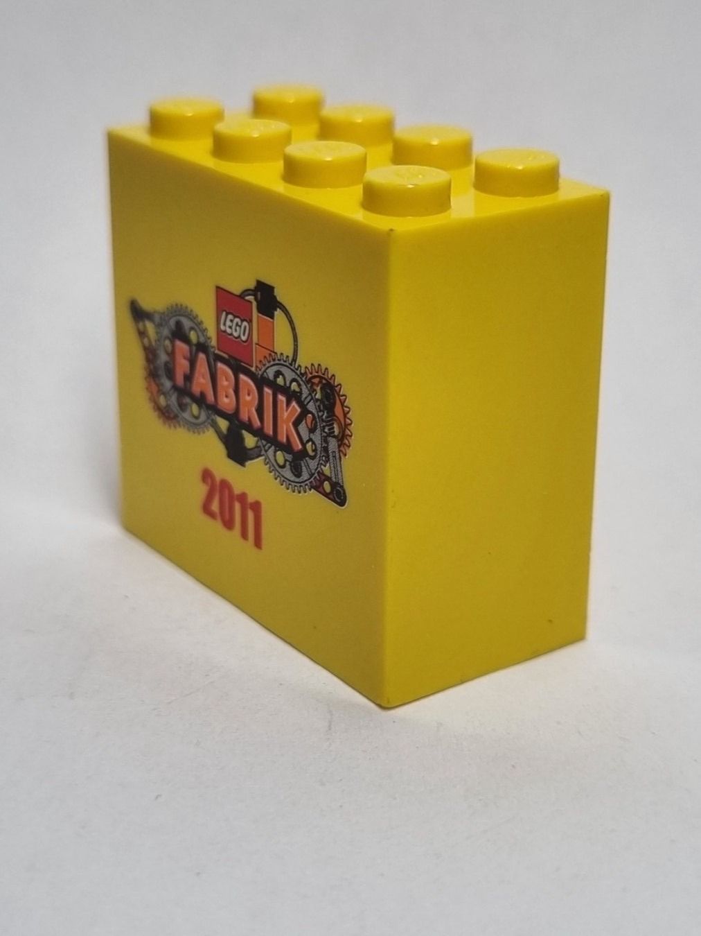 Lego Kit di costruzioni: LEGO 30144pb095 Brick 2x4x3 with LEGO Fabrik 2011 Pattern – Usato da Basadingen venduto da NekoBricks 1