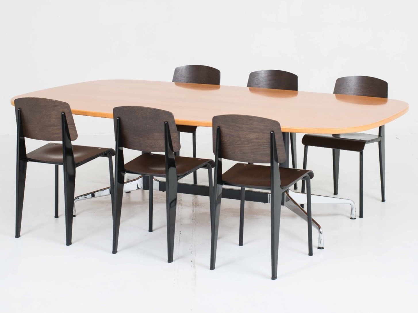Vitra Tables: Vitra Segmented Table von Charles & Ray Eames, 230cm x 137cm – D'occasion à Zürich par STUZH38