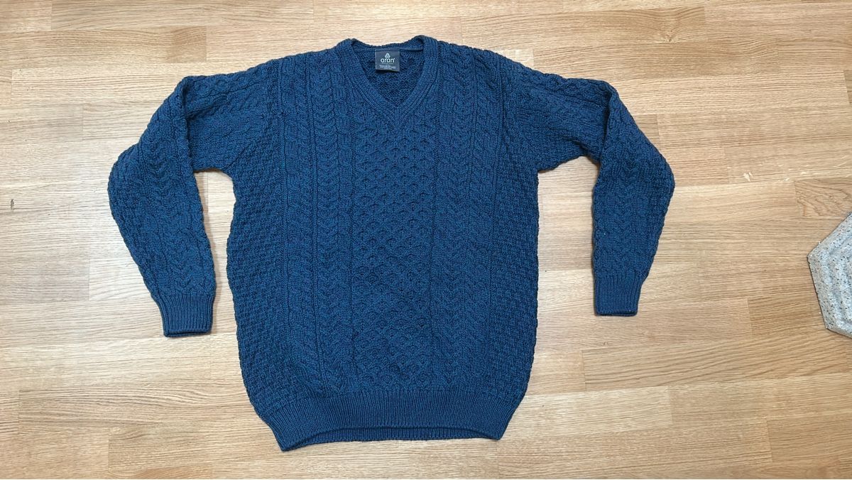 Maglioni & Felpe: ARAN Wolle Pullover blau V-Ausschnitt Grösse L – Usato da Luzern venduto da ThrowbackVintage