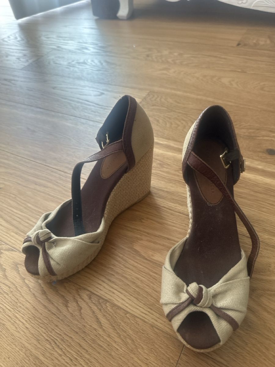 Tommy Hilfiger Damenschuhe: Tommy Hilfiger Wedges beige 37 Sandale – Neu (gemäss Beschreibung) aus Pfaffhausen von Klaras_second_hand