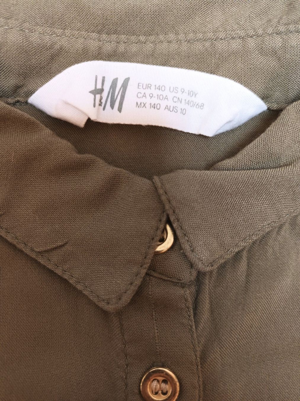 H&M Camicette, T-shirt & Top: Mädchen Bluse kurzarm khaki Gr. 140 (H&M) – Usato da Ried-Muotathal venduto da lufo 2
