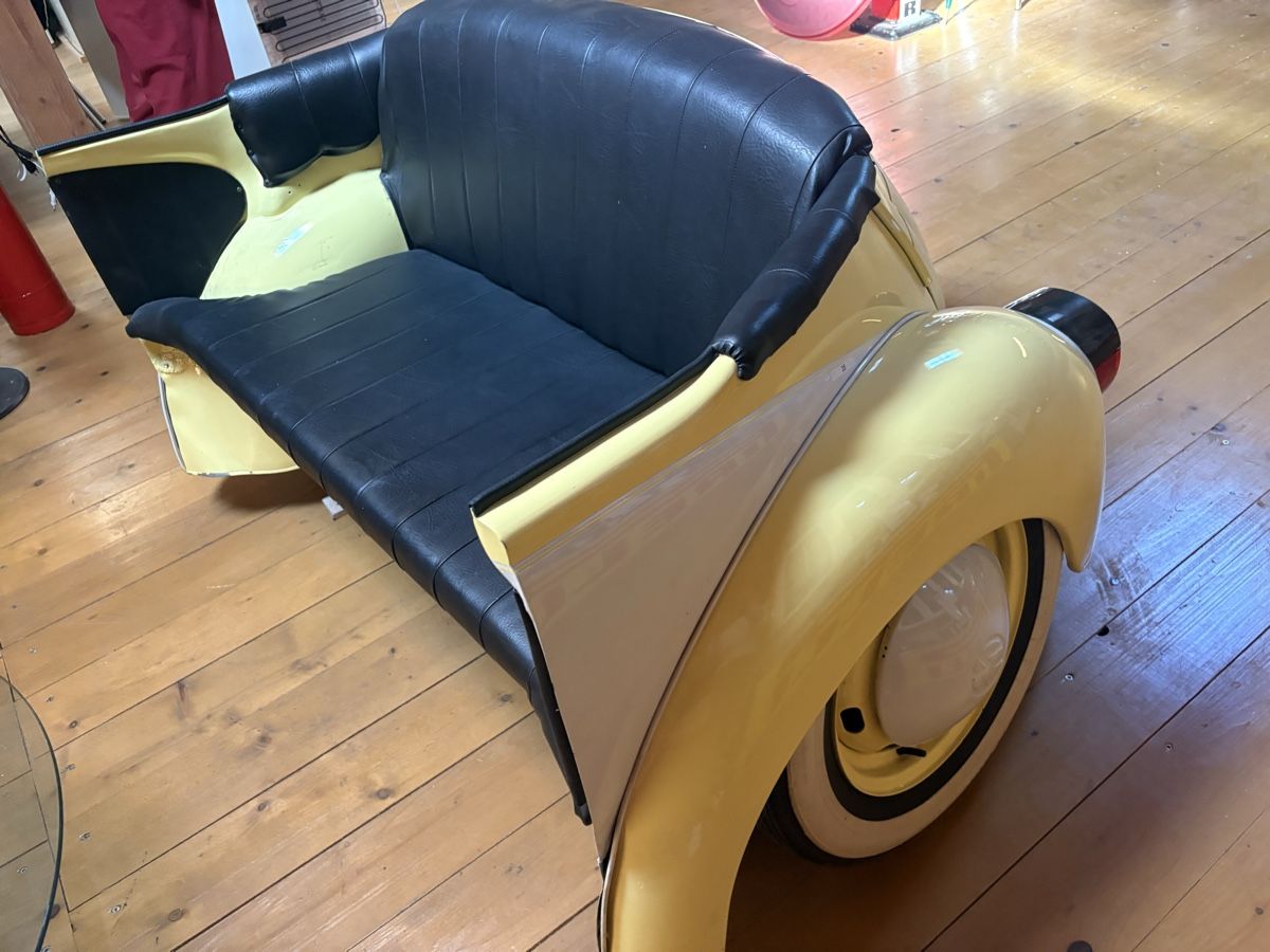 Divani: VW Käfer Sofa Oldtimer Möbel Sessel Garage Automöbel – Usato da Bassersdorf venduto da Zorromobi0 3