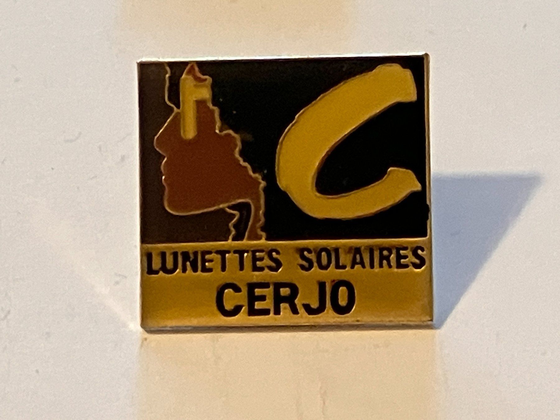 Placchette & Badge: 1 Pin Cerjo Lunettes Solaires – Usato da Basel venduto da djwwpp