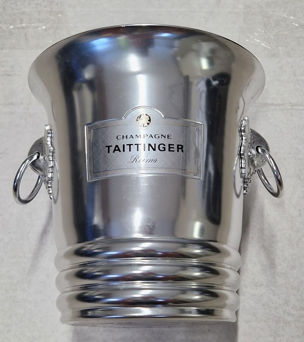 Altro: ***** Seau à champagne Taittinger - Neuf – Nuovo e nell'imballaggio originale da Villaz-St-Pierre venduto da Ubid
