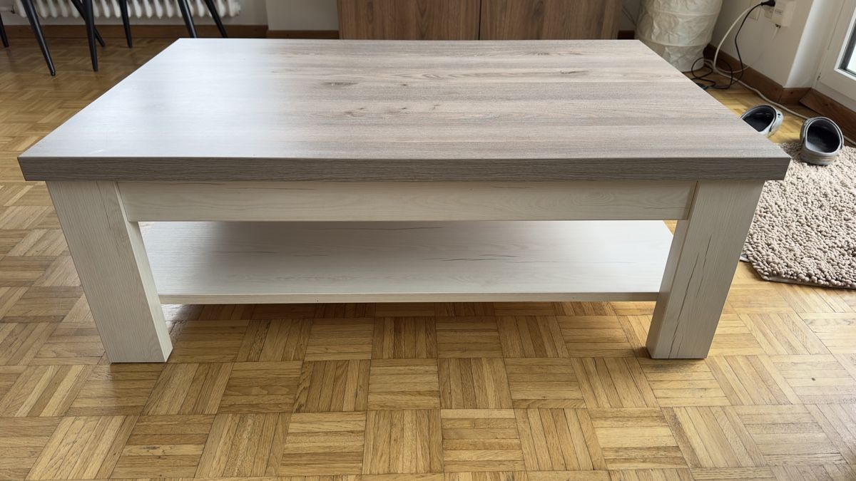 Tavoli: Gemütlicher Couchtisch aus Holz mit Ablagefläche – Usato da Kreuzlingen venduto da Jeniffer_2001