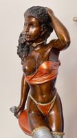 Bronze Figur (62cm) - Frau auf Barhocker