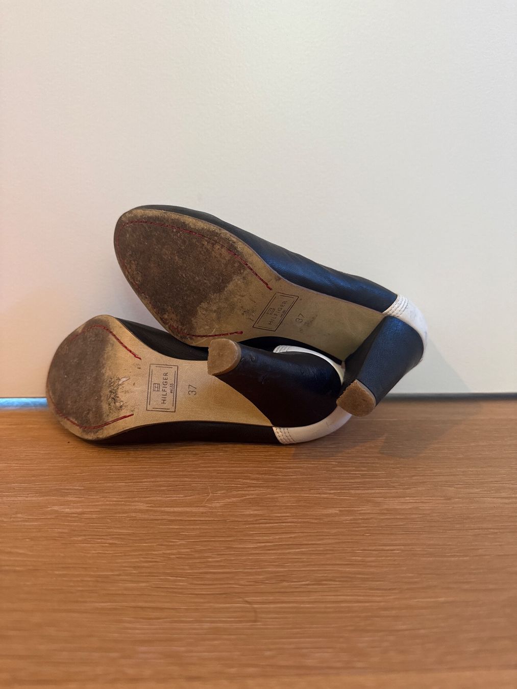Tommy Hilfiger Scarpe da donna: Tommy Hilfiger - Klassische schwarze Pumps – Usato da Nürensdorf venduto da Marylane 4