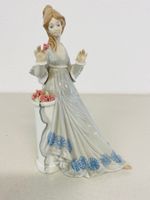 Montiel S.A. Porzellan sitzende Damenfigur mit Blumen