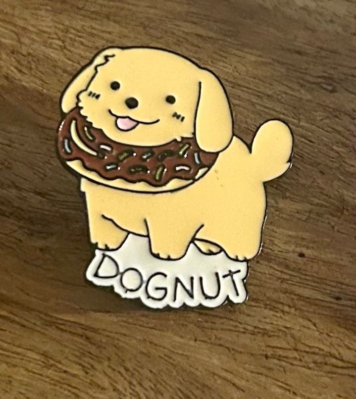 Placchette & Badge: Süsser Pin Hund Dognut – Nuovo e nell'imballaggio originale da Geneve venduto da vane267