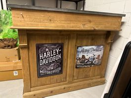 Cooles Barmöbel aus recyceltem Kiefernholz / Harley-Davidson