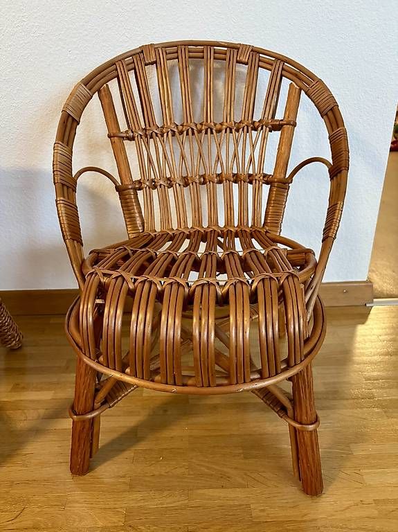 Set di tavolo e panche:  Handgemachte Kinder-Rattanlounge  – Usato da Zürich venduto da Nicole_852 1