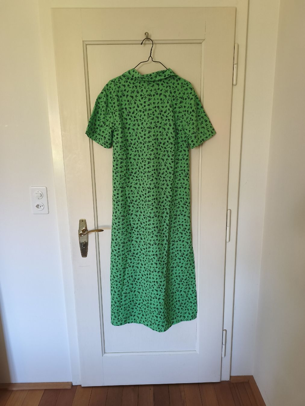Robes: grünes Hemdkleid mit schwarzen Blumen – Neuf (Voir description) à Schaan par Sarahvo13 1