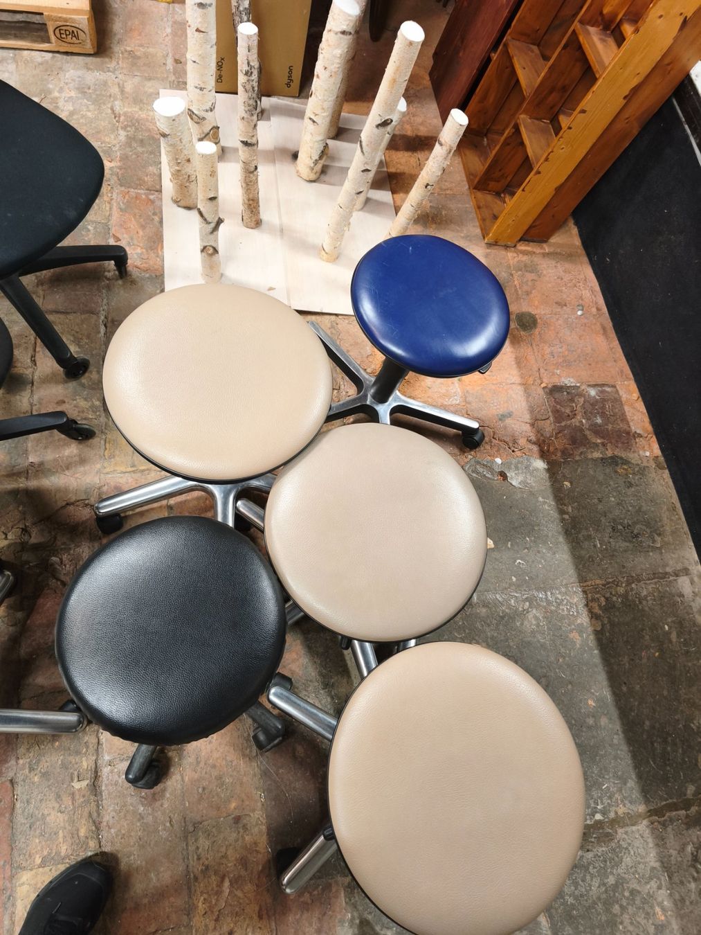Hocker: 8 x Bürostuhl / Hocker ab 1 CHF – Gebraucht aus Bern von Xtralite 6
