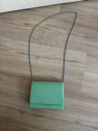 Trendige Carpisa Handtasche, Frühlingsgrün mit Kette