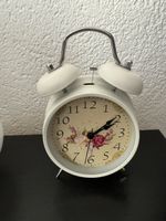 Weisser Vintage Wecker mit Blumenmuster