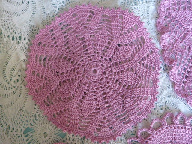 Altra biancheria da tavola: 9 Häkeldeckeli, rosa, Handarbeit, Boho-Style – Usato da Nunningen venduto da Ave51 3