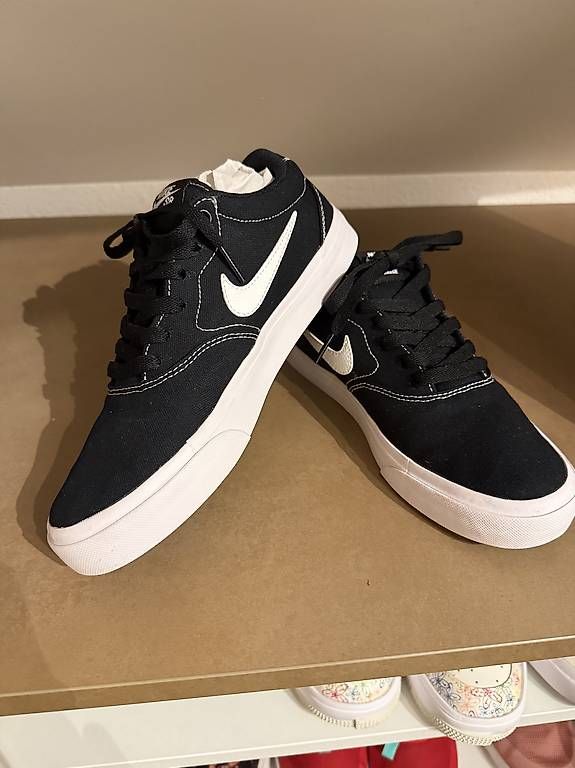 Nike Scarpe da donna: schwarze Nikestoffschuhe – Usato da Burg AG venduto da san_y56v 1