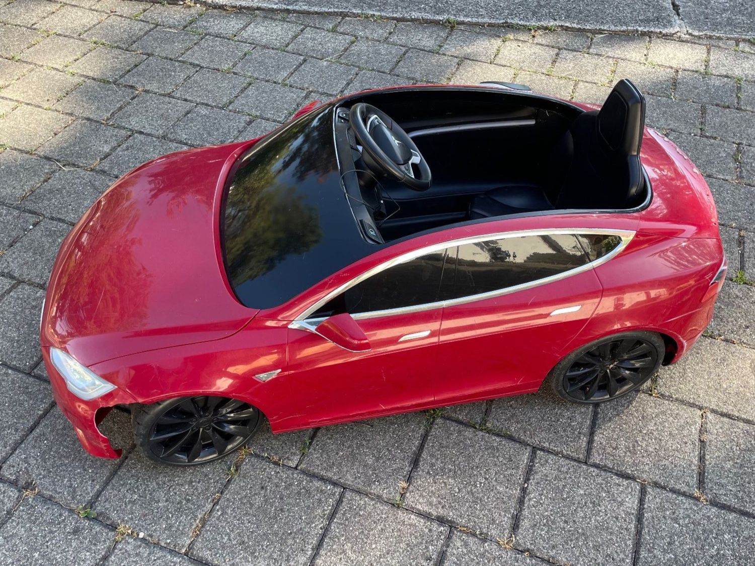 Veicoli per bambini: Kinder Elektroauto Tesla Model S rot – Usato da Belp venduto da stonebuck1