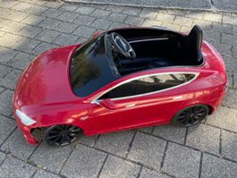 Kinder Elektroauto Tesla Model S rot