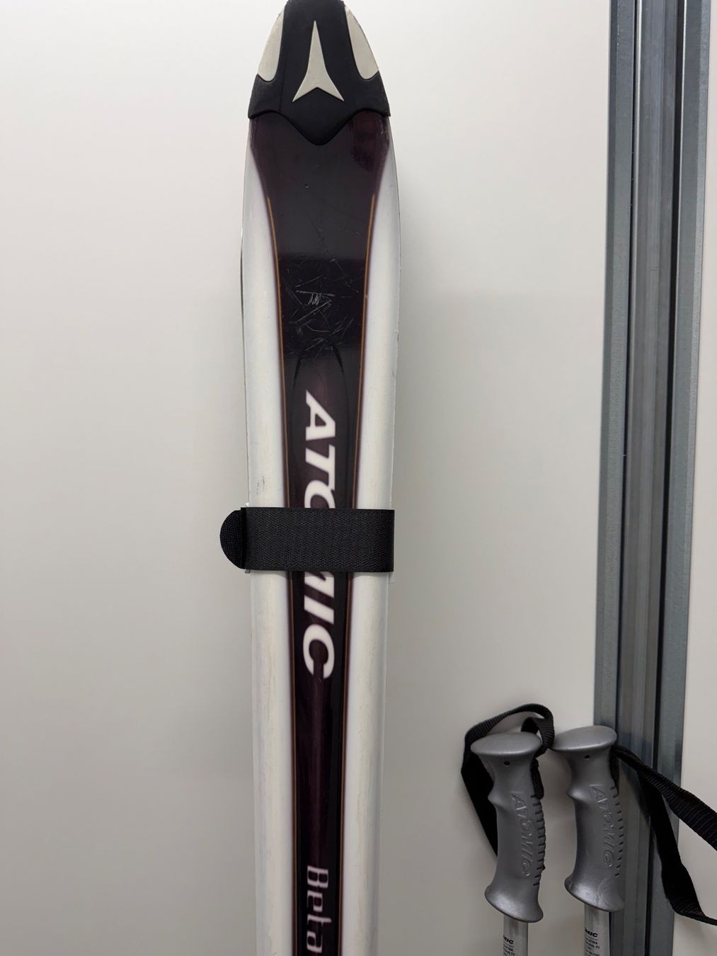 Skis: Sci da discesa Atomic Beta con scarponi e bacchette – Gebraucht aus Gossau ZH von SistersBeauty 1
