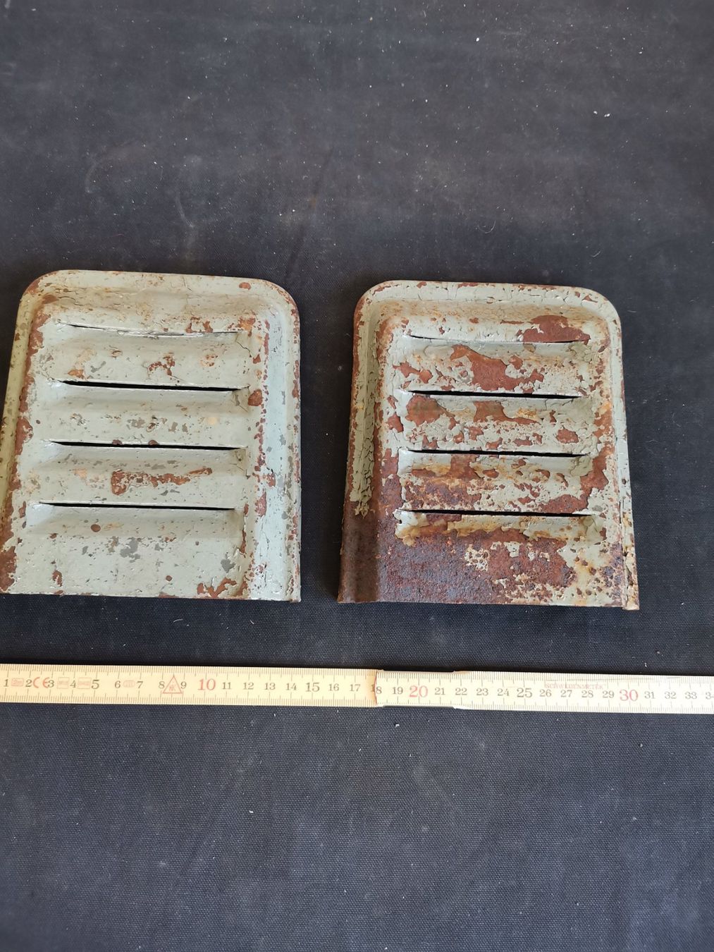 Accessori per altri veicoli: Alte Lüftungsabdeckung, Alte Abdeckung mit Luftschlitzen – Usato da Wiedlisbach venduto da materialkreislauf 1