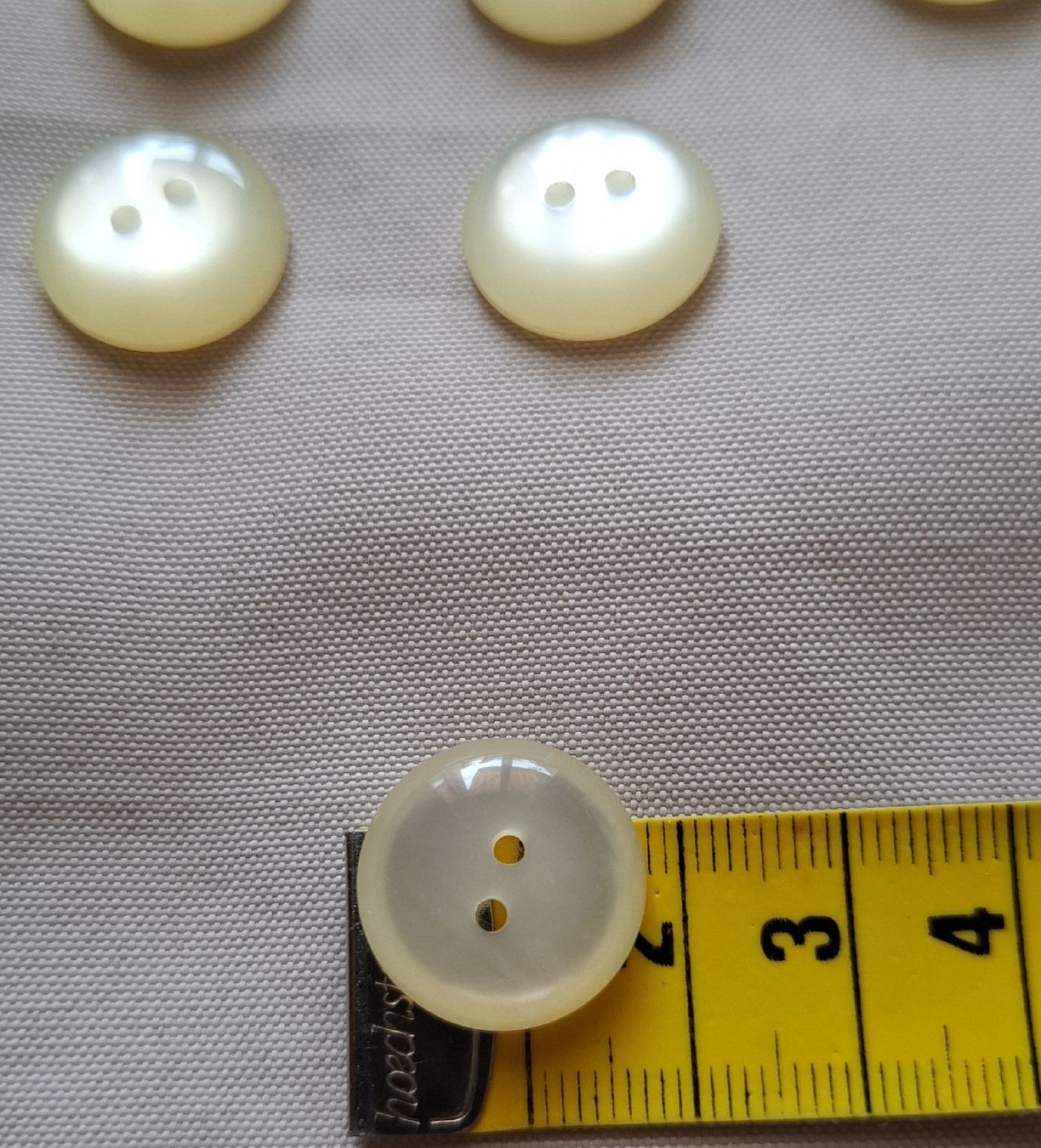 Boutons: 9 Stück Knöpfe, eierschalenfarbe, 18 mm. – D'occasion à Dietikon par Hirschkopf 3