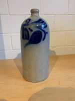 Antike Steinzeugflasche mit Henkel