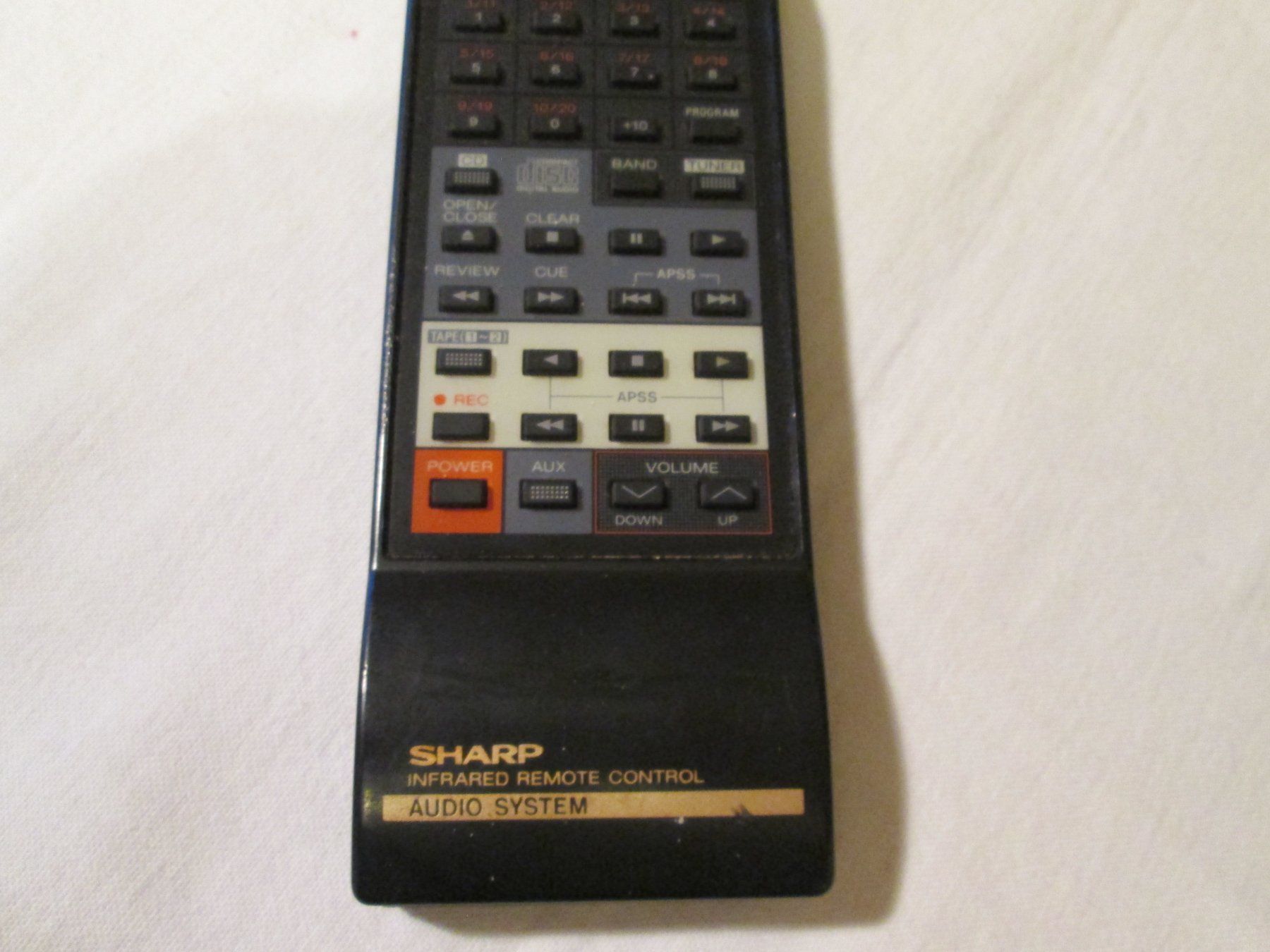 Fernbedienungen: Télécommande Sharp, système audio vintage (62) – Gebraucht aus La Chaux-de-Fonds von Marteaux 1